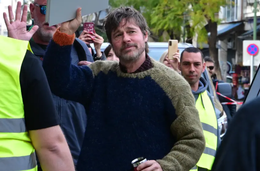  Αποθέωση για τον Μπραντ Πιτ τη στιγμή που μπαίνει στο δημαρχείο στην πλατεία Κοτζιά