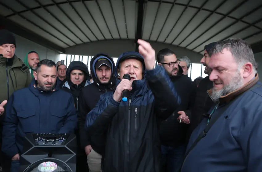  Στο “Βενιζέλος” οι οδηγοί ταξί- Λυμπερόπουλος: “Συνεχίζεται η απεργία, Γκέμπελς ο Κυρανάκης”