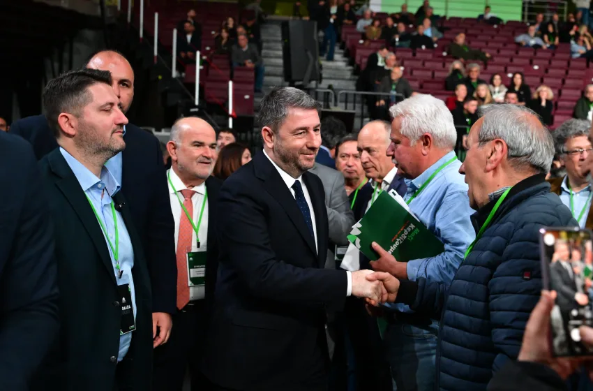  Σε χαλαρό κλίμα ο Ανδρουλάκης στο συνέδριο του ΠΑΣΟΚ- Τα πειράγματα και ο Παναθηναϊκός