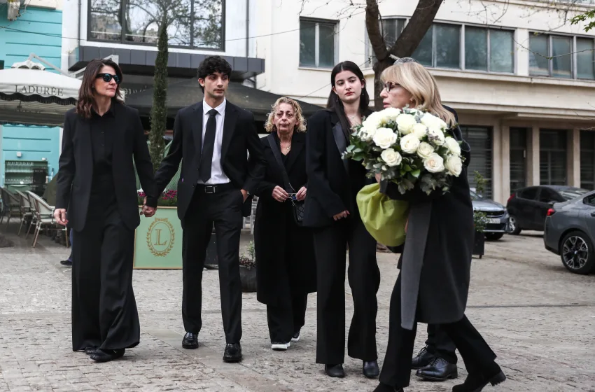  Μαρινέλλα: Το τελευταίο αντίο στη Μητρόπολη  -Με δάκρυα την αποχαιρετούν συγγενείς, φίλοι, απλός κόσμος