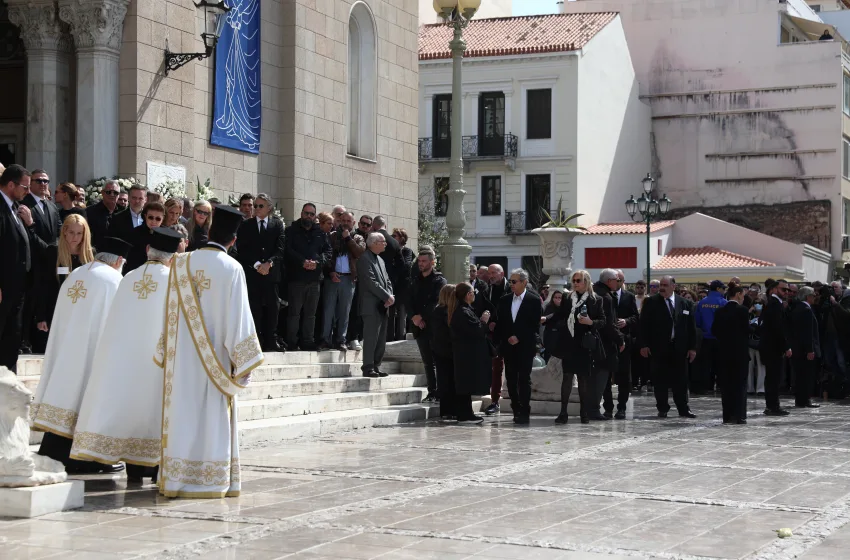  Μαρινέλλα: Το τελευταίο χειροκρότημα στη μεγάλη κυρία του ελληνικού τραγουδιού – Συγκινητικοί επικήδειοι