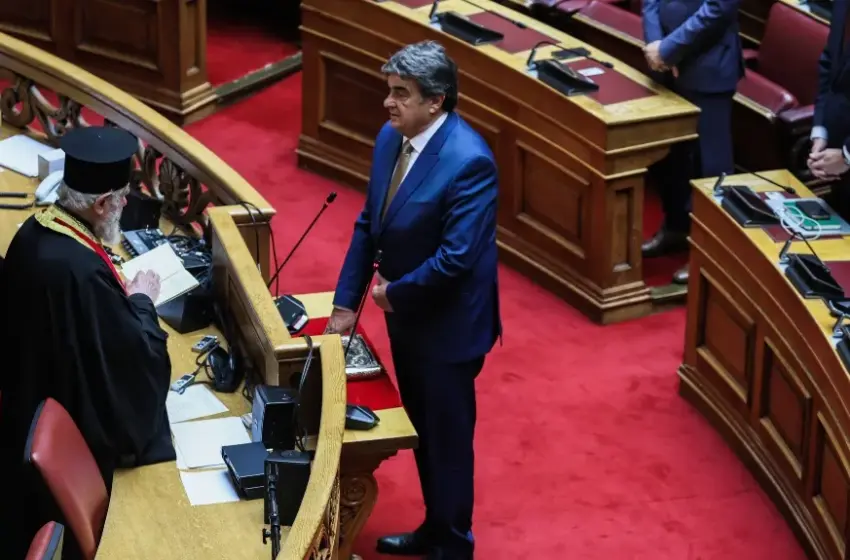  Γιαννακούρας: Ορκίστηκε βουλευτής του ΠΑΣΟΚ στη θέση του Κωνσταντινόπουλου