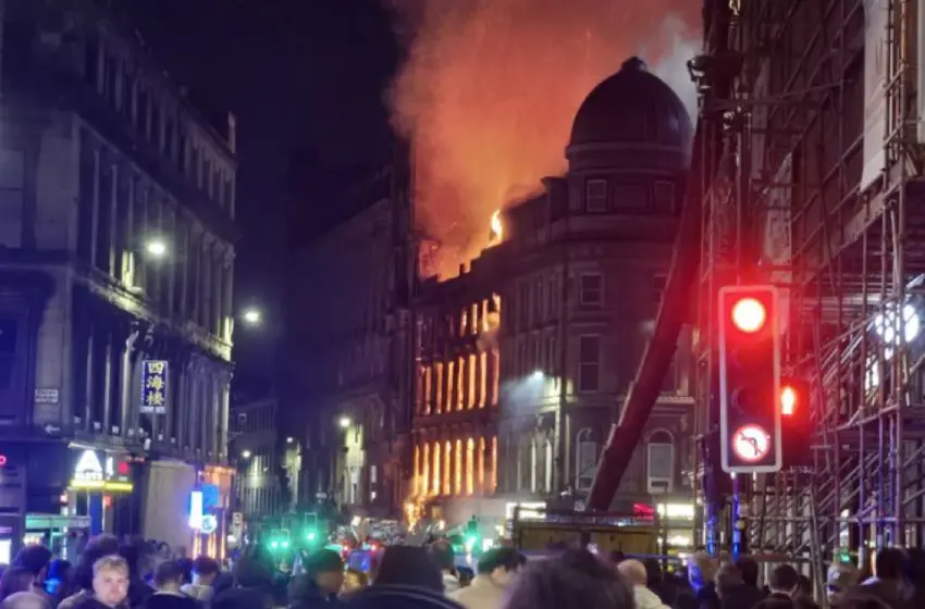  Μεγάλη πυρκαγιά από έκρηξη σε κατάστημα στη Γλασκώβη