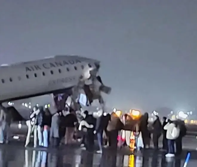  Νέα Υόρκη: Αεροσκάφος συγκρούστηκε με υπηρεσιακό όχημα στο αεροδρόμιο La Guardia-Νεκροί πιλότος, συγκυβερνήτης