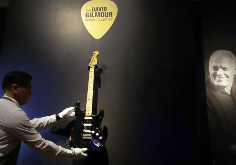  Τιμή ρεκόρ για την κιθάρα του Ντέιβιντ Γκίλμορ των Pink Floyd – Η πιο ακριβή που πωλήθηκε σε δημοπρασία