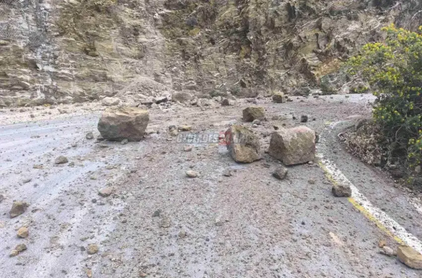  Σαντορίνη: Κατολισθήσεις βράχων έκλεισαν τον δρόμο για το λιμάνι του Αθηνιού