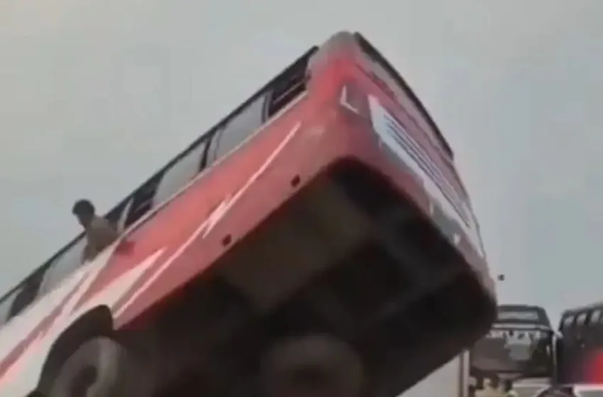  Μπαγκλαντές: Σοκάρουν οι εικόνες από το λεωφορείο με 40 επιβάτες που βυθίστηκε σε ποτάμι