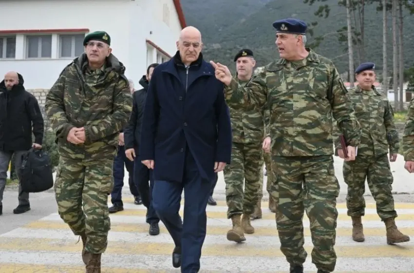  Ο Δένδιας επισκέφτηκε απροειδοποίητα στρατιωτική μονάδα στα Ιωάννινα