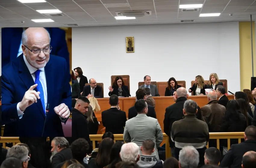  Φλωρίδης για τη δίκη των Τεμπών: Η αίθουσα είναι η μεγαλύτερη στην Ευρώπη, κάποιοι αναβόσβηναν τα φώτα για να διακοπεί