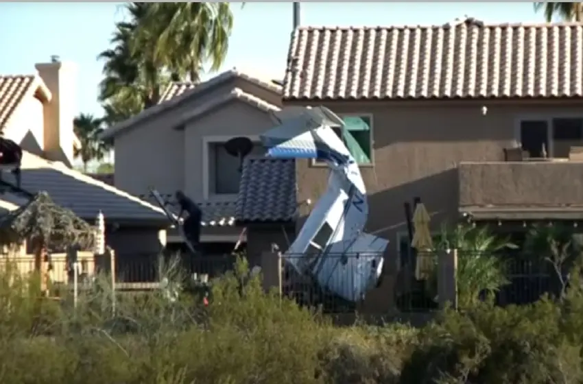  Φοίνιξ: Εκπαιδευτικό αεροσκάφος συνετρίβη σε σπίτια-Τρεις τραυματίες (vid)