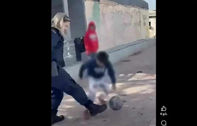  Μια μπάλα, παιδιά και μια αστυνομικός: Η στιγμή που “έκλεψε” την παράσταση σε επιχείρηση στη Φυλή