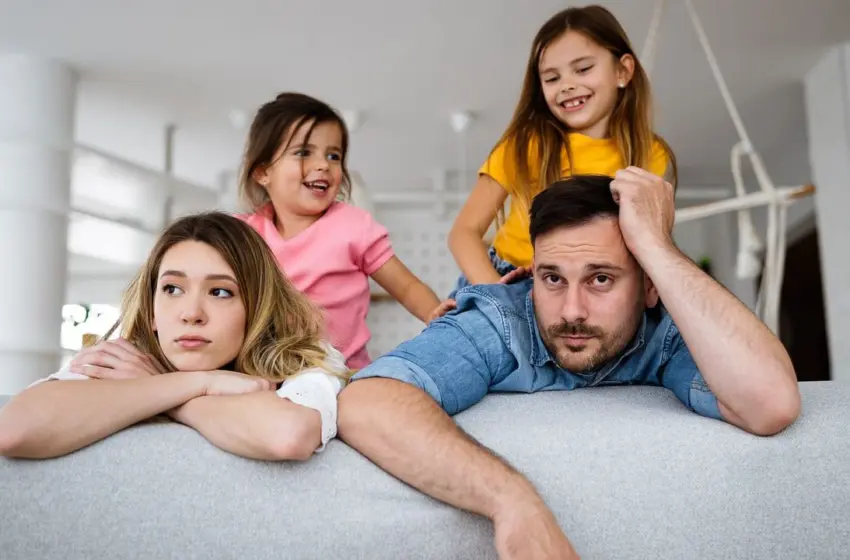  Γιατί οι σημερινοί γονείς νιώθουν συνεχώς εξαντλημένοι- Η νέα πραγματικότητα της γονεϊκότητας