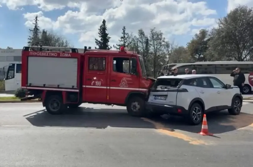  Λεωφόρος Αθηνών: Καραμπόλα 4 αυτοκινήτων με πυροσβεστικό όχημα– Ένας τραυματίας
