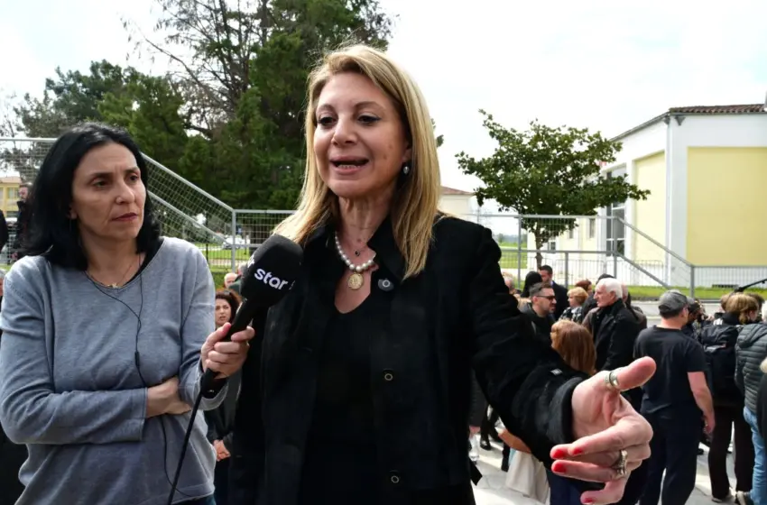  Καρυστιανού: “Ήμασταν 700 άτομα σε μια αίθουσα σαν τα ποντίκια”