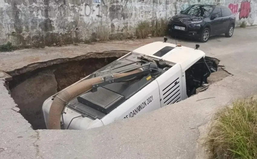  Ιωάννινα: Δρόμος “κατάπιε” όχημα καθαριότητας