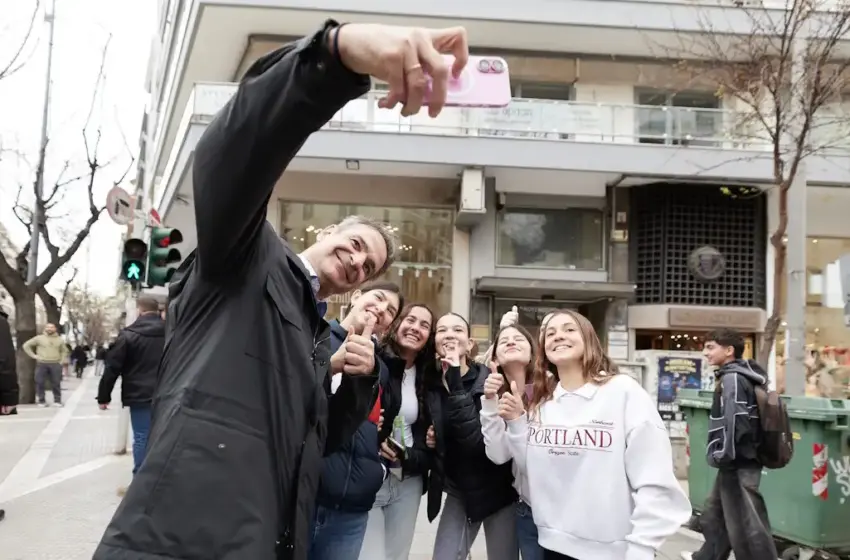  Οι χαλαρές στιγμές του Μητσοτάκη στη Θεσσαλονίκη: Οι selfies με μαθητές και η πρασόπιτα (vid)