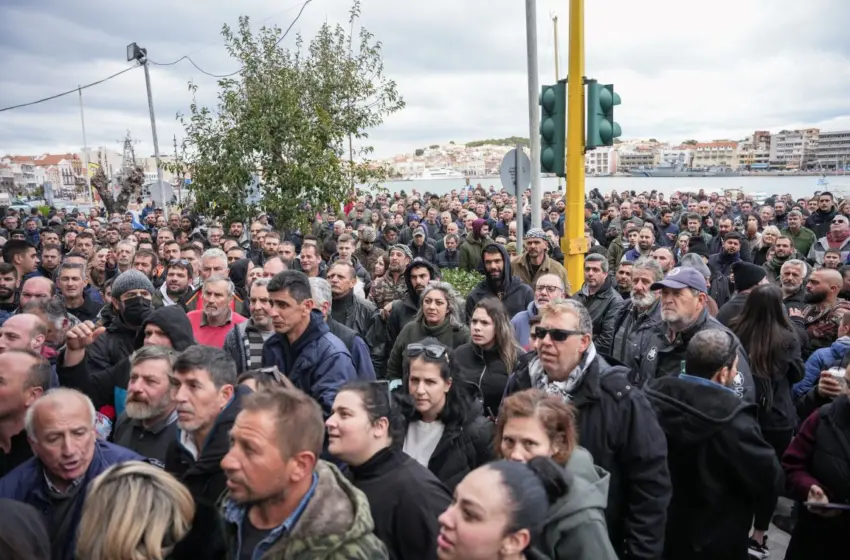  Αναβρασμός στην Λέσβο: Αποκλεισμοί, κλειστές υπηρεσίες και μαγαζιά