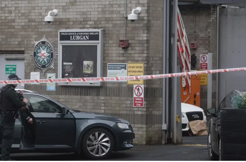  Ιρλανδία: Μασκοφόροι τοποθέτησαν εκρηκτικά  σε φορτηγάκι και ανάγκασαν τον οδηγό να το πάει σε αστυνομικό τμήμα