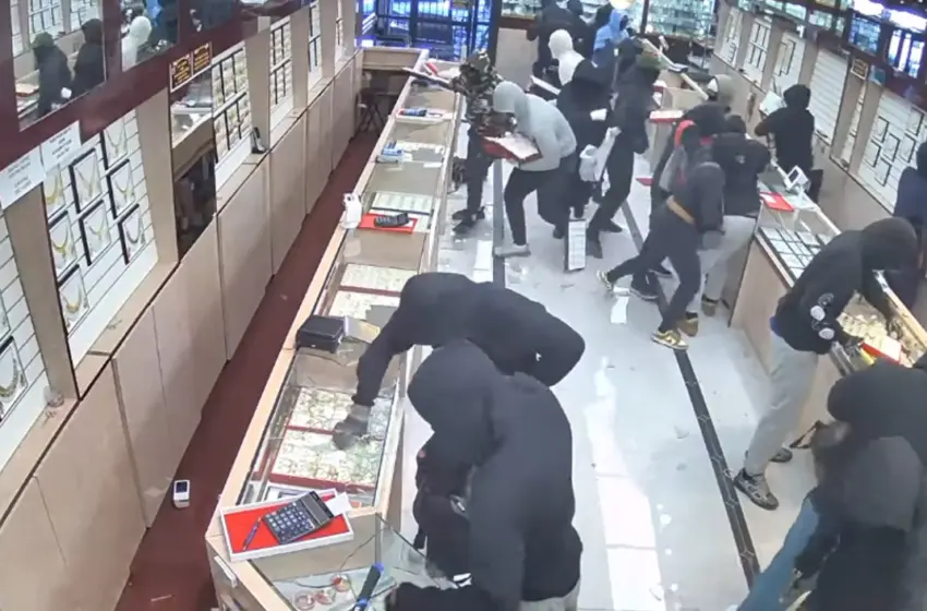  Καλιφόρνια: Ληστεία-αστραπή σε κοσμηματοπωλείο- 20 μασκοφόροι άρπαξαν κοσμήματα 1,4 εκατ. ευρώ σε 70 δευτερόλεπτα (vid)