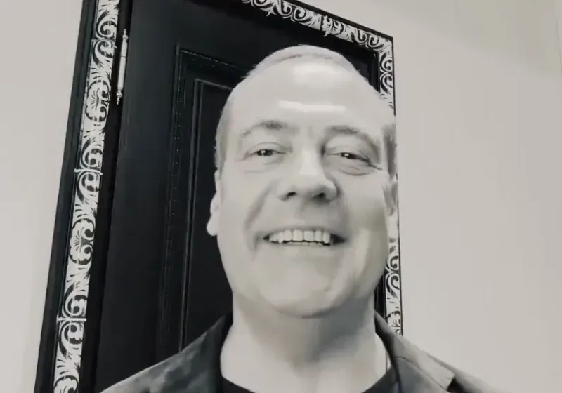  Μενβέντεφ για Ζελένσκι: Το “πράσινο έντομο” θα προσφέρει και υπηρεσίες στα καρτέλ ναρκωτικών