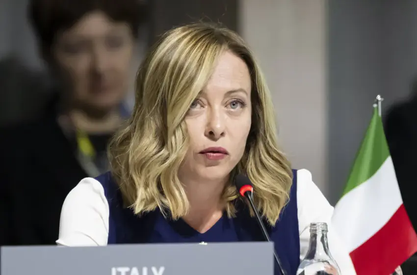  Μελόνι: Παρέμβαση στο Ορμούζ θα σήμαινε ένα βήμα προς την εμπλοκή στον πόλεμο