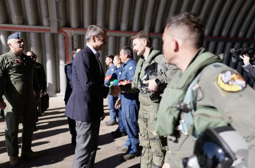  Ο Μητσοτάκης συνάντησε τους πιλότους των ελληνικών F-16 στην Κύπρο