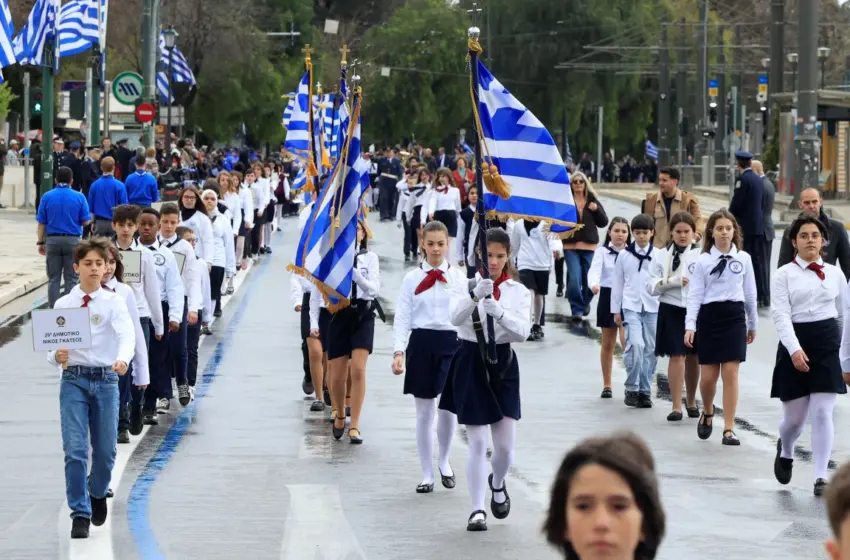  25η Μαρτίου: Σε βροχερό σκηνικό η μαθητική παρέλαση στο κέντρο της Αθήνας