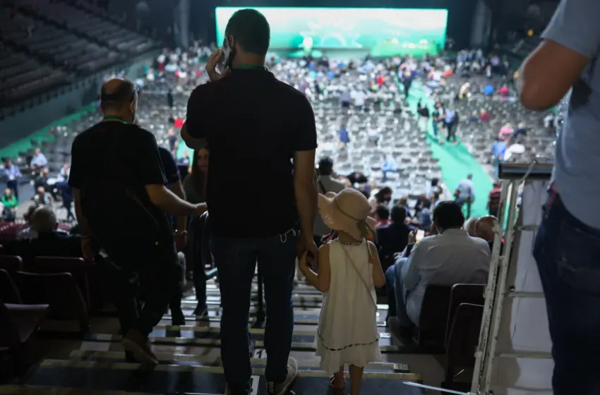 Διεύρυνση εσωστρέφειας με… σφήνα Κωνσταντινόπουλου για τις δημοσκοπήσεις