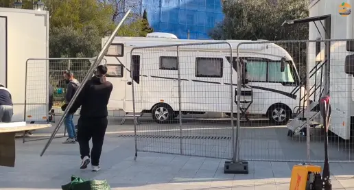  Ο Μπραντ Πιτ στην Αθήνα για τα γυρίσματα της ταινίας “The Riders” – Η πλατεία Κοτζιά μετατράπηκε σε κινηματογραφικό στούντιο