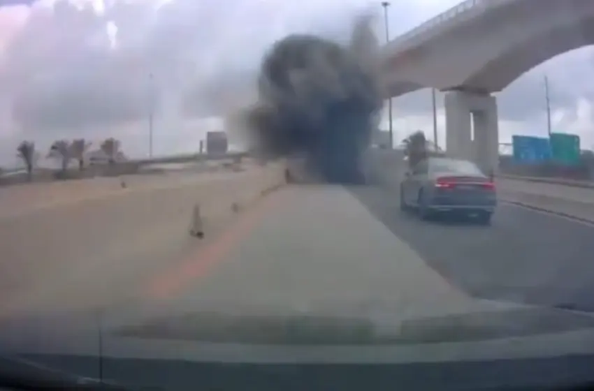  Ισραήλ:Σοκαριστικό βίντεο με συντρίμμια ιρανικών πυραύλων να πέφτουν ανάμεσα σε αυτοκίνητα