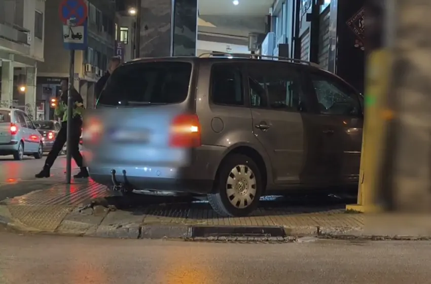  Εξάρχεια: ΙΧ “καρφώθηκε” σε τζαμαρία καφετέριας – Συνελήφθη ο οδηγός