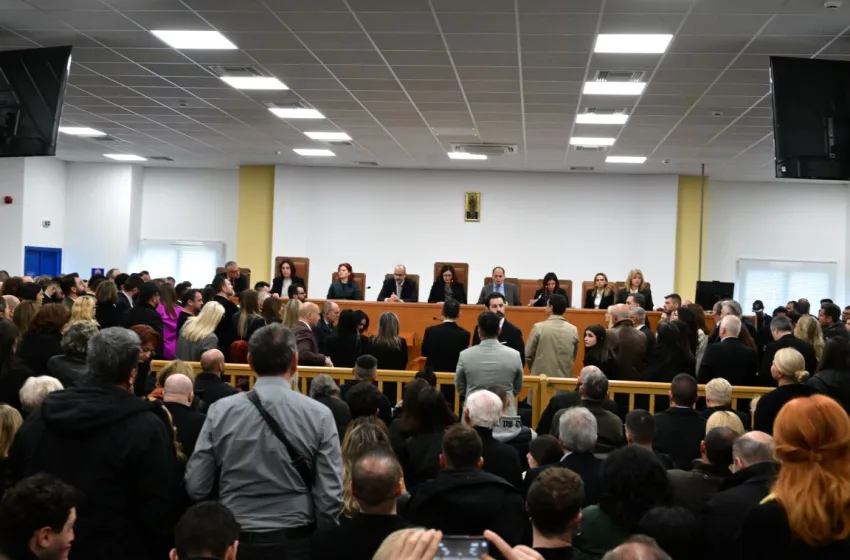  Τέμπη-Δίκη: Ένταση πριν την επανέναρξη μετά την παρέμβαση Σεβαστίδη-Οι αλλαγές που έγιναν στην αίθουσα