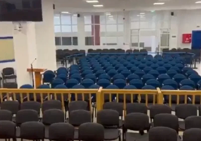  Τέμπη: Αλλαγές στην αίθουσα της δίκης, προστέθηκαν θέσεις- Βίντεο από μέσα