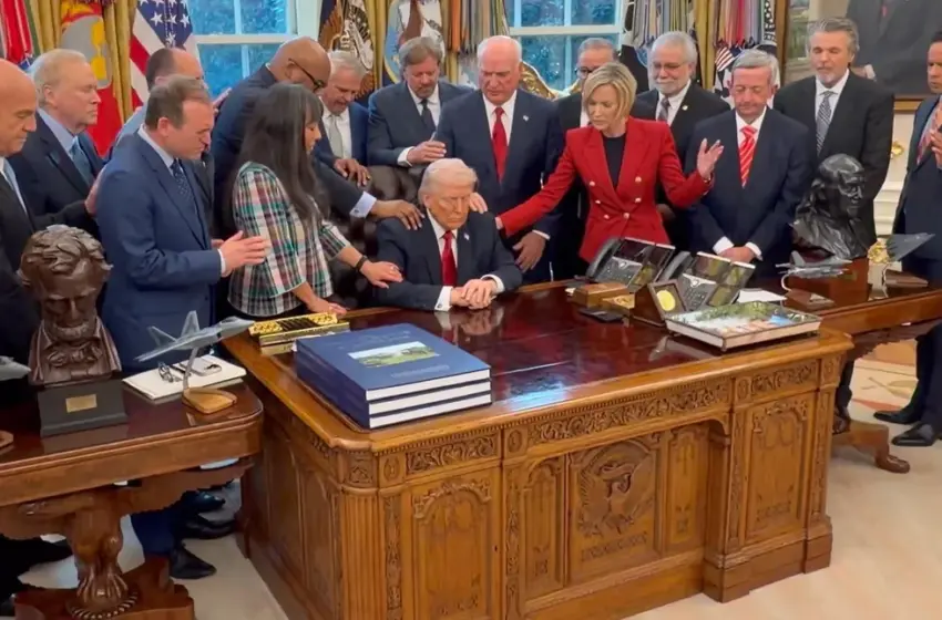  Πάστορες έδωσαν στον Τραμπ την ευχή τους για τον πόλεμο – Ομαδική προσευχή στο Οβάλ Γραφείο