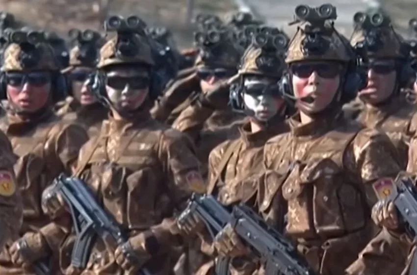  Β.Κορέα:  Στρατιώτες σπάνε τσιμέντο με τα κεφάλια τους μπροστά στον Κιμ Γιονγκ Ουν