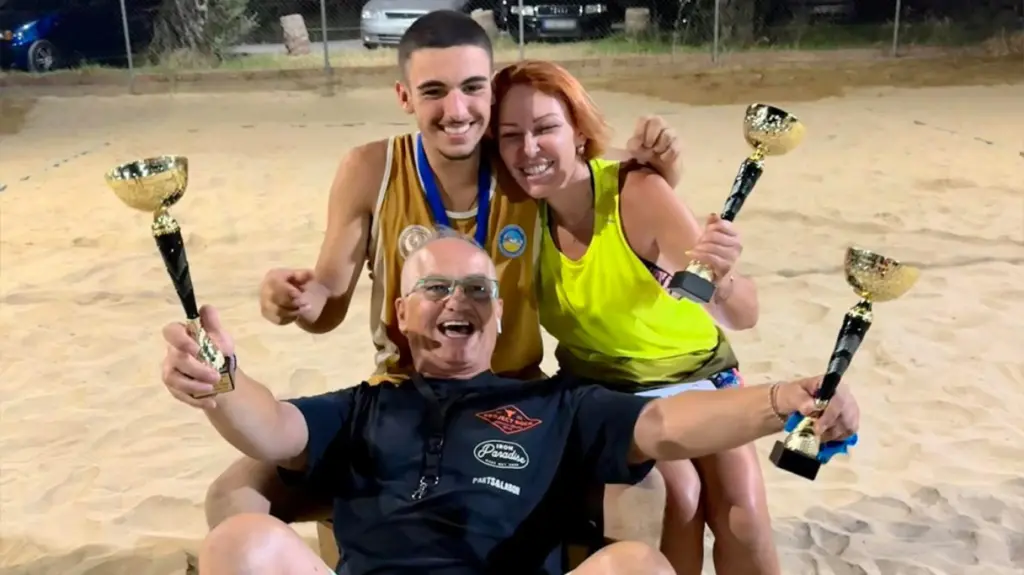 xrwma pyrgos 18xronos