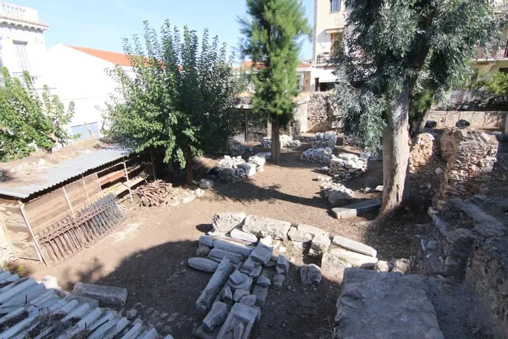 Άποψη του εσωτερικού της αυλής από τα βόρεια