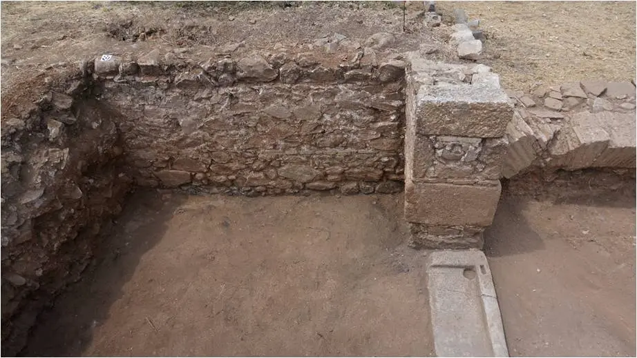 Ανακάλυψη εντυπωσιακού μαρμάρινου λέοντα στην ανασκαφή στους Φιλίππους 4 Άποψη του χώρου με το μαρμάρινο κατώφλι. Νησίδα 7. Λήψη από Α