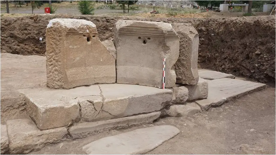 Ανακάλυψη εντυπωσιακού μαρμάρινου λέοντα στην ανασκαφή στους Φιλίππους 6 Επανατοποθετημένα μαρμάρινα μέλη μαζί με το κατά χώραν μαρμάρινο μέλος του κρηναίου οικοδομήματος