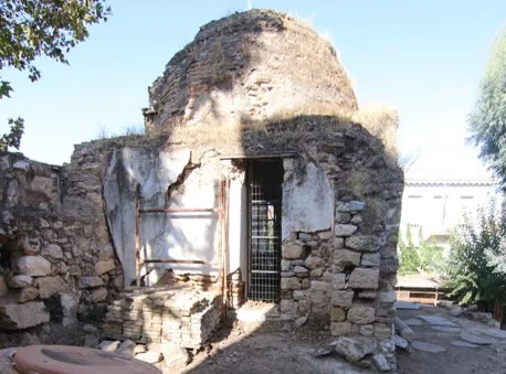 Η νότια κύρια όψη του κτηρίου με τον πυλώνα της εισόδου