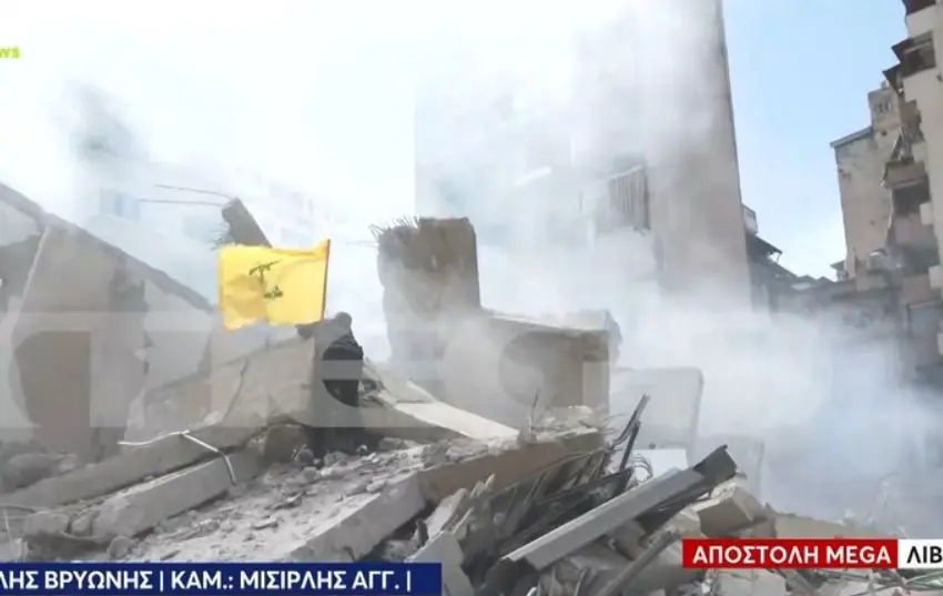  Λίβανος: Άνδρες υψώνουν στα συντρίμμια σημαία της Χεζμπολάχ σε live του MEGA (vid)