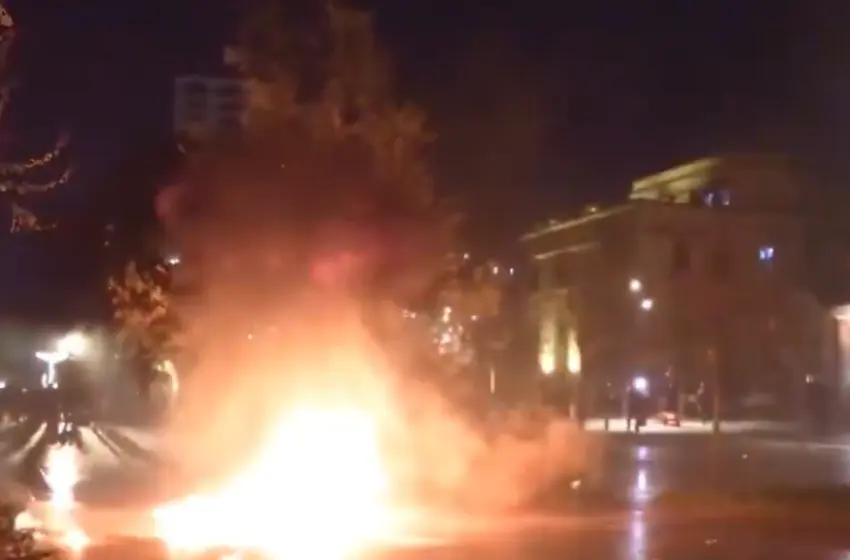  Επεισόδια στα Τίρανα: Επιτέθηκαν με μολότοφ και πυροτεχνήματα στο γραφείο του Ράμα (vid)