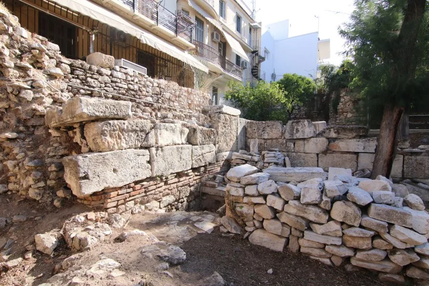 Τα κατάλοιπα του υστερορωμαϊκού τείχους και του εγκάρσιου προς αυτό τείχους δυτικό τμήμα