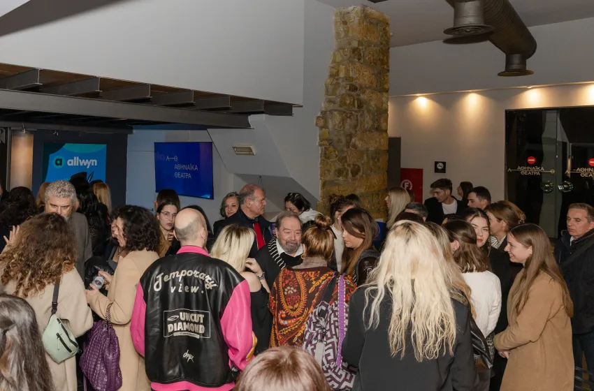  Θέατρο “Εμπορικόν”: Ηθοποιοί και καλεσμένοι της παράστασης “Ένα κάποιο κενό” μοιράζονται άγνωστες στιγμές