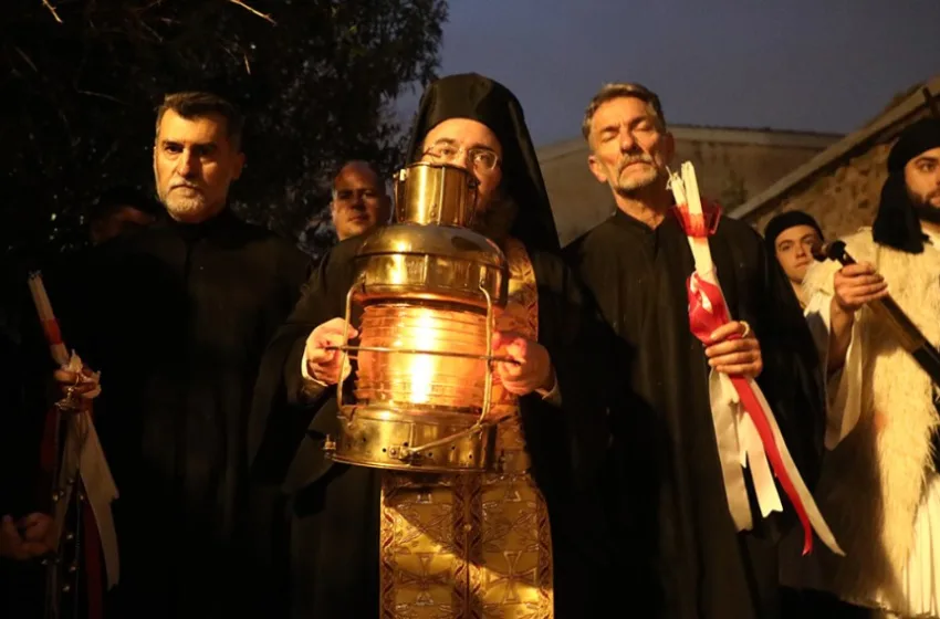  LIVE Στο Μετόχι του Παναγίου Τάφου στην Πλάκα το Άγιο Φως-Μεταφέρεται σε όλη την Ελλάδα