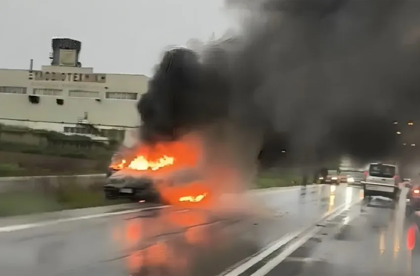 Λάρισα: Αυτοκίνητο λαμπάδιασε εν κινήσει