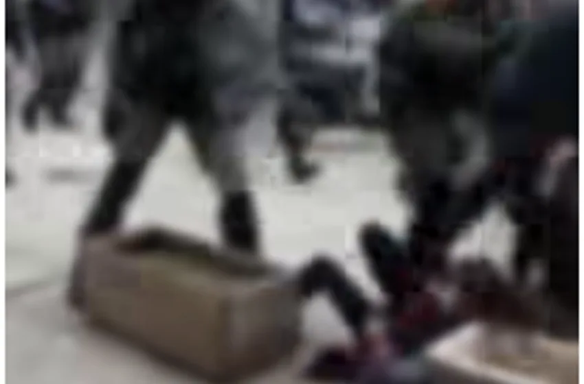  Βίντεο: Άνδρας των ΜΑΤ σπρώχνει κοπέλα η οποία πέφτει με το κεφάλι σε ζαρντινιέρα-Διατάχθηκε ΕΔΕ