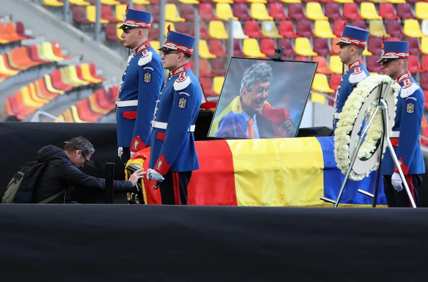  Ρουμανία: Στο Εθνικό Στάδιο η σορός του Μιρτσέα Λουτσέσκου – Λύγισε ο Ραζβάν στο λαϊκό προσκύνημα