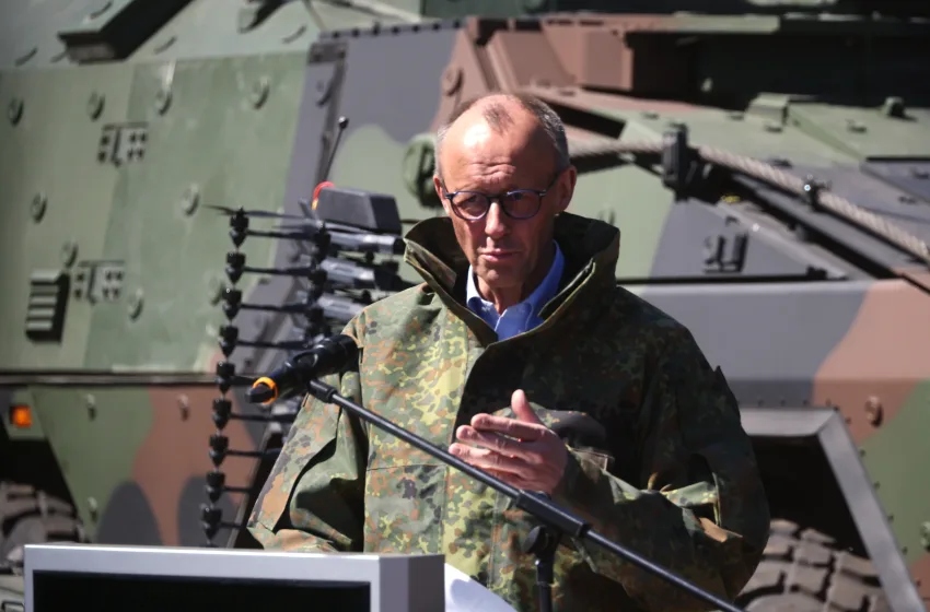  Μέρτς:Mε στολή παραλλαγής, δίπλα σε άρμα μάχης-“Έτοιμος για πόλεμο απόψε ο Γερμανικός στρατός”