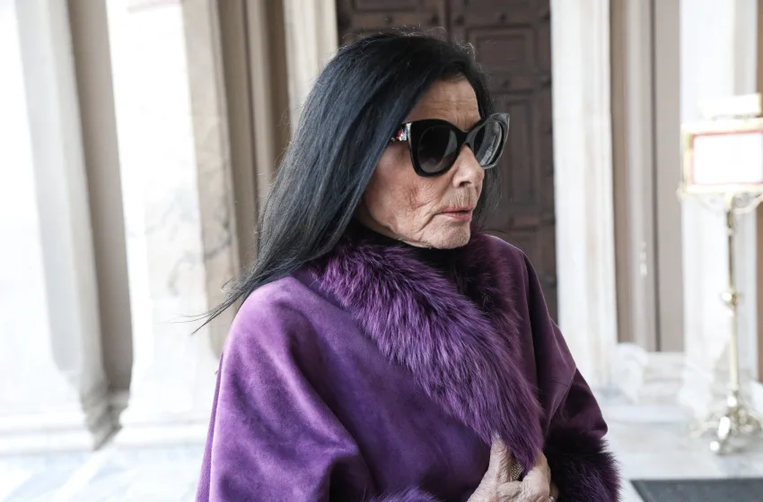  Ζωζώ Σαπουντζάκη: “Είναι κατάκοιτη σε αναπηρικό καρότσι, δεν έχει ενημερωθεί για τον θάνατο του συντρόφου της”